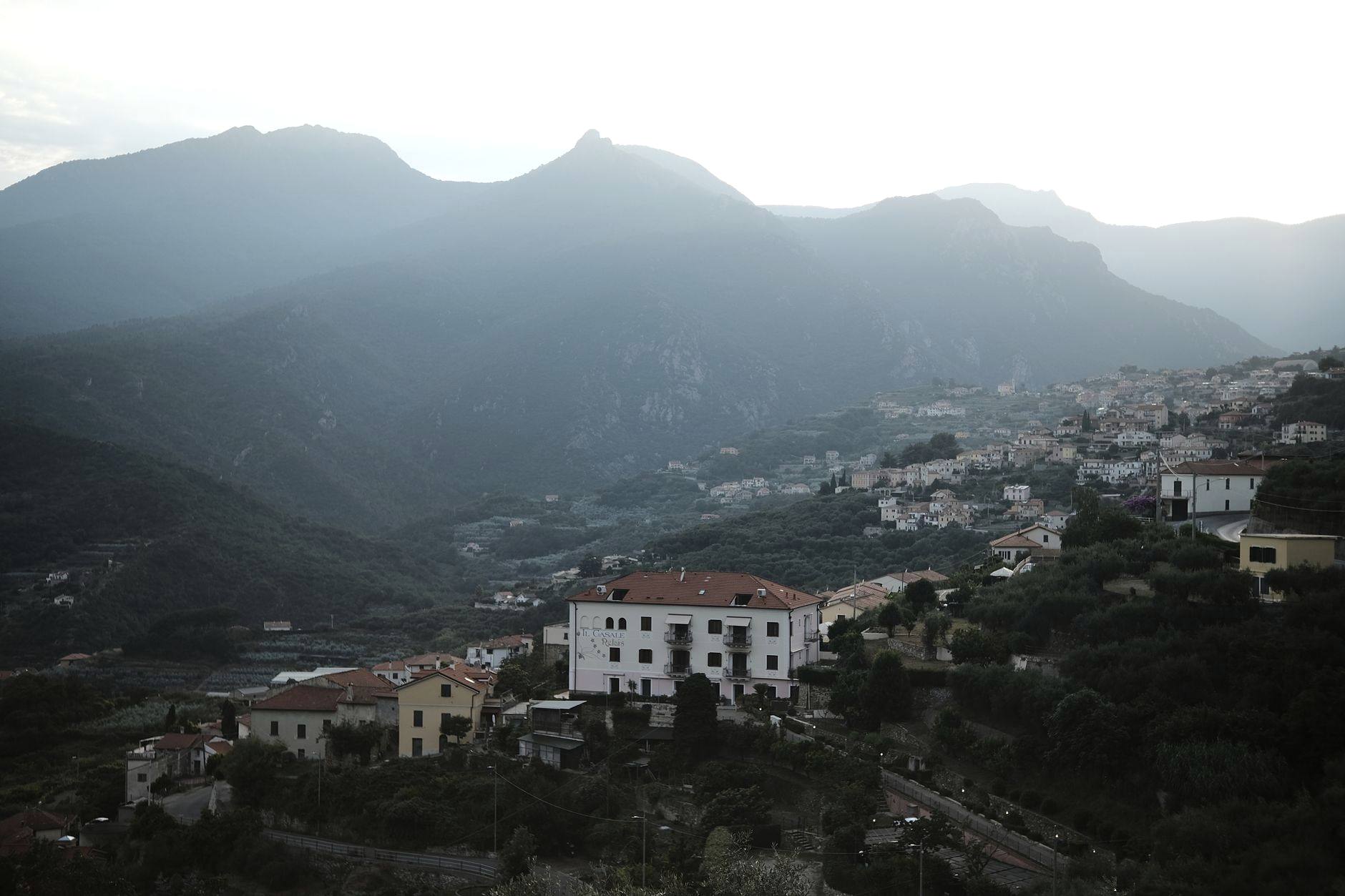Valle appenninica con il paese sul versante